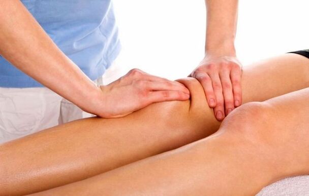 El masaje de la articulación de la rodilla ayudará a aliviar las manifestaciones de la gonartrosis. 