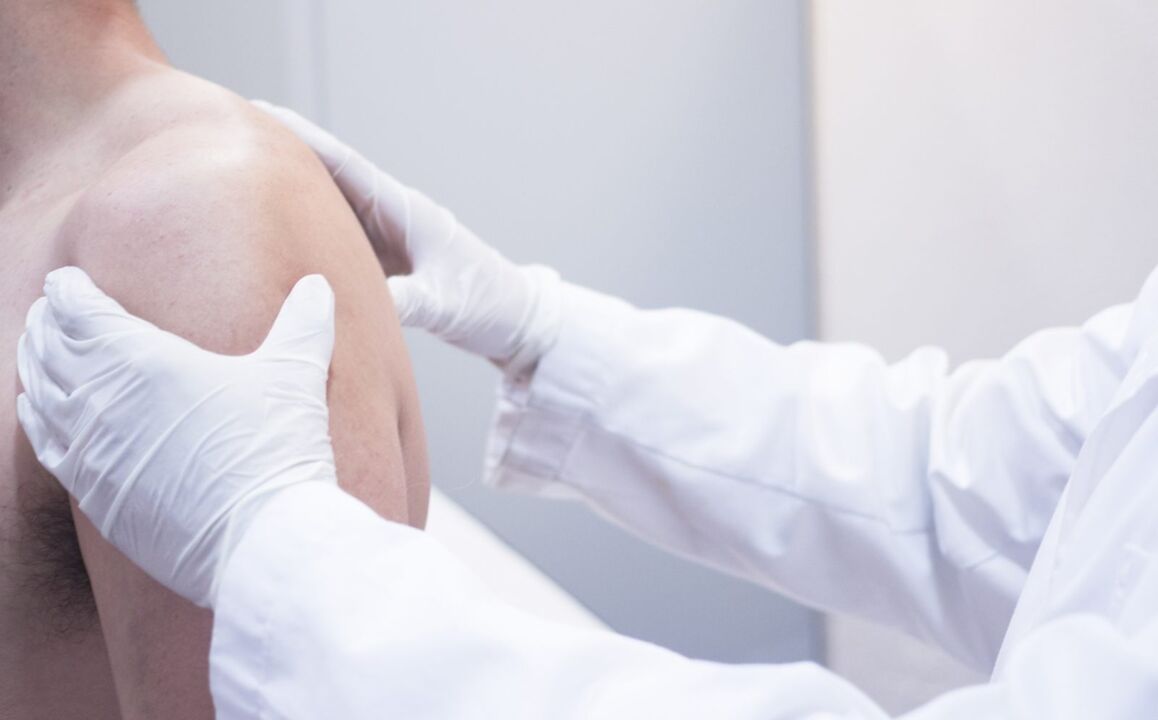 el médico examina el hombro con osteoartritis
