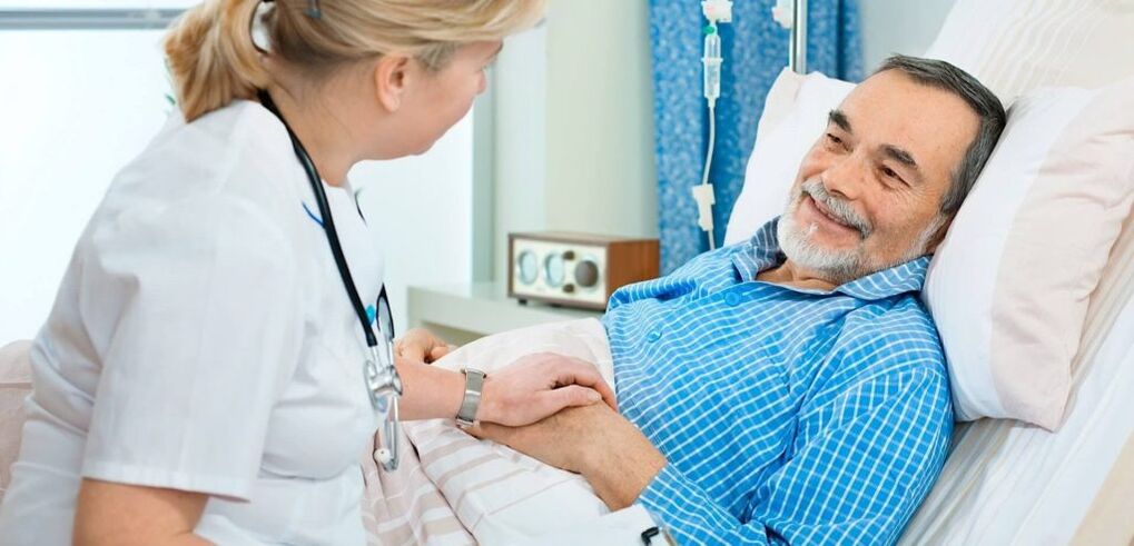 Rehabilitación de un hombre después de reemplazar la articulación de la rodilla