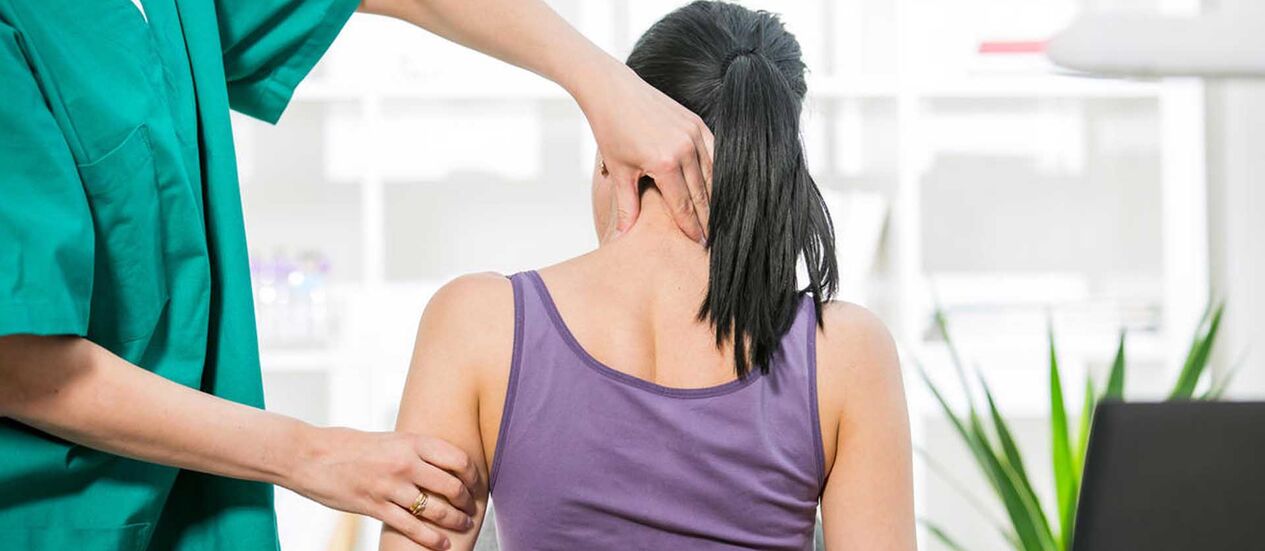 Paciente con dolor de cuello examinado por un médico